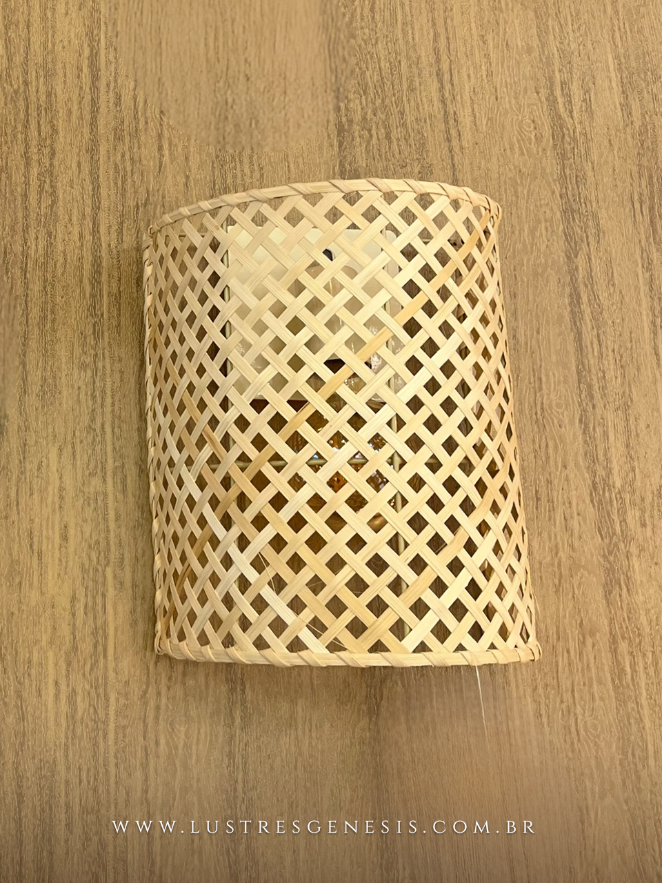 Arandela de fibra de bambu Samalona instalada na parede, iluminada, ideal para banheiros, cabeceira de cama e corredores.